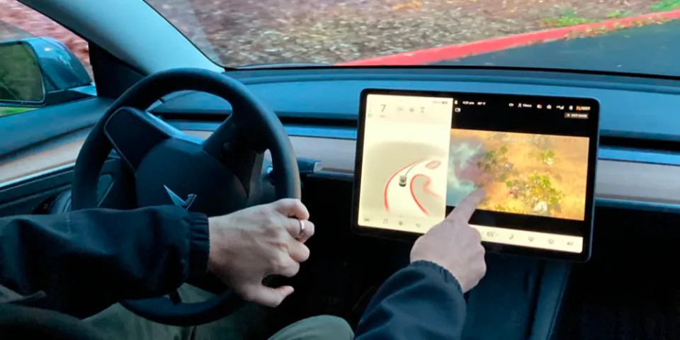 Tesla находится под расследованием в связи с тем, что водители могут играть в видеоигры