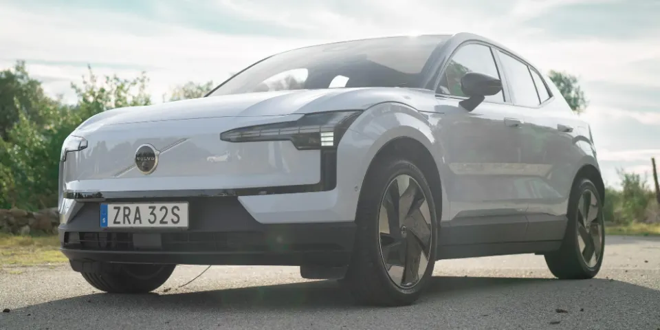 Volvo EX30 2024 : Стоящий внимания представитель класса электромобилей