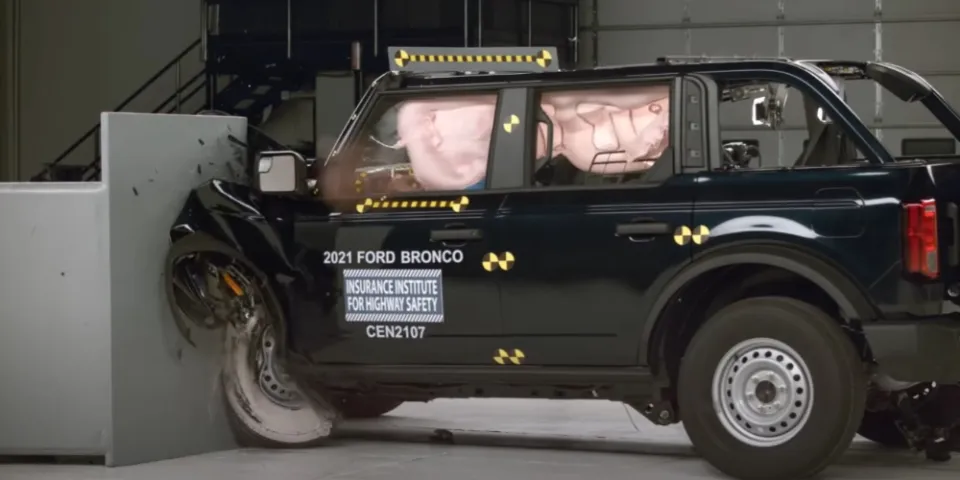 Краш-тесты 2021 Ford Bronco в сравнении с Jeep Wrangler | Тесты IIHS выявляют различия
