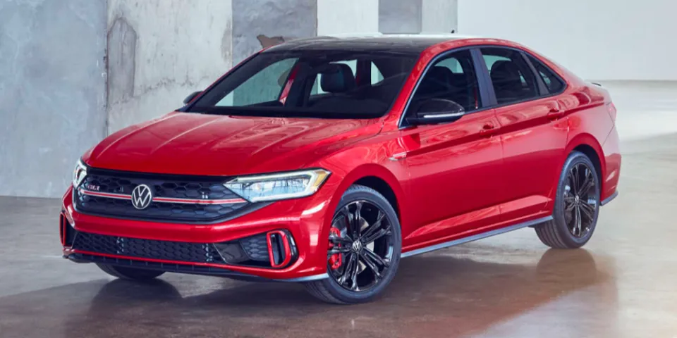 VW Jetta 2022 года достигает 43 миль в час по шоссе с шестиступенчатой механической коробкой передач.