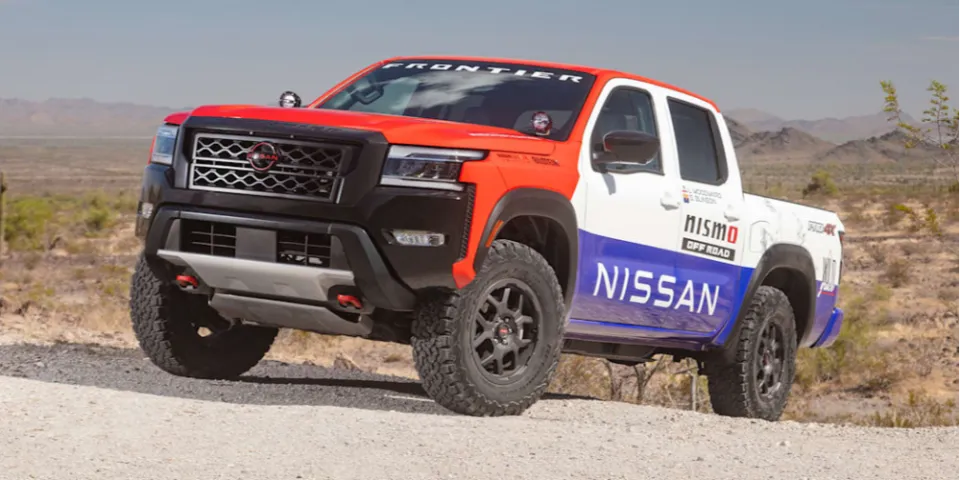 2022 Nissan Frontier участвует в ралли Rebelle с ретро-ливреей и деталями Nismo