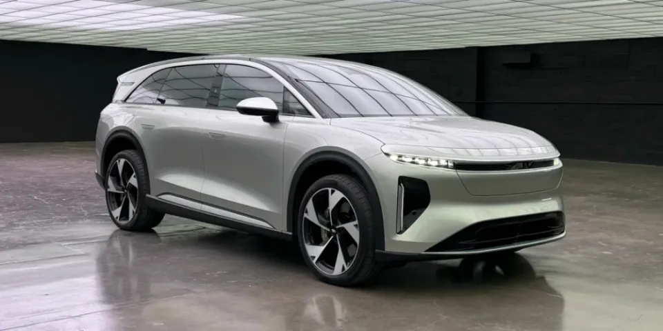 Lucid Gravity - трехрядный семейный электромобиль с запасом хода 440 с лишним миль