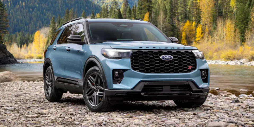 Ford Explorer 2025 года дебютирует со свежим обликом, новыми технологиями и упрощенным модельным рядом