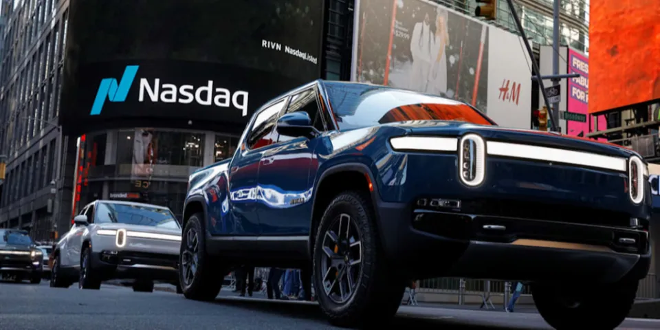 Акции Rivian падают, так как из-за проблем с цепочкой поставок прогноз производства сократился вдвое
