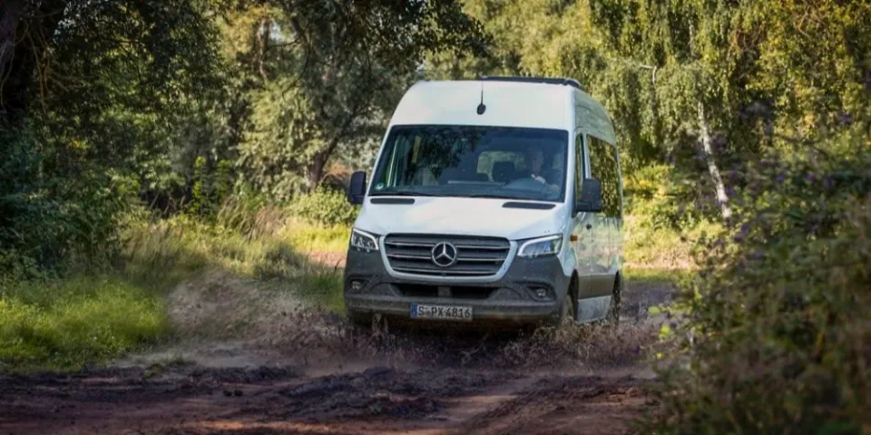 Mercedes-Benz Sprinter 2023 года получит новый турбодизельный двигатель и систему AWD