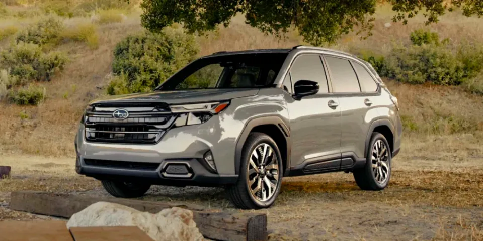 Subaru Forester 2025 года получит свежий облик и последние технологии; гибрид появится в следующем году