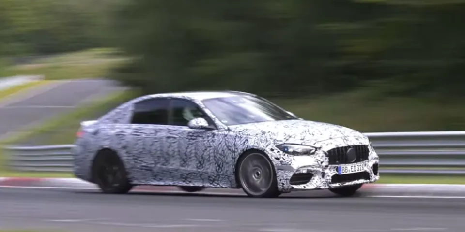 Прототип 2022 Mercedes-AMG C 63 звучит безжизненно при прохождении трассы Ring