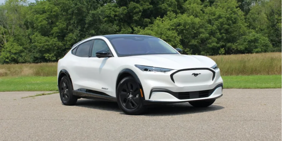 Ford возвращает Mustang Mach-E из-за лобовых стекол и люков в крыше