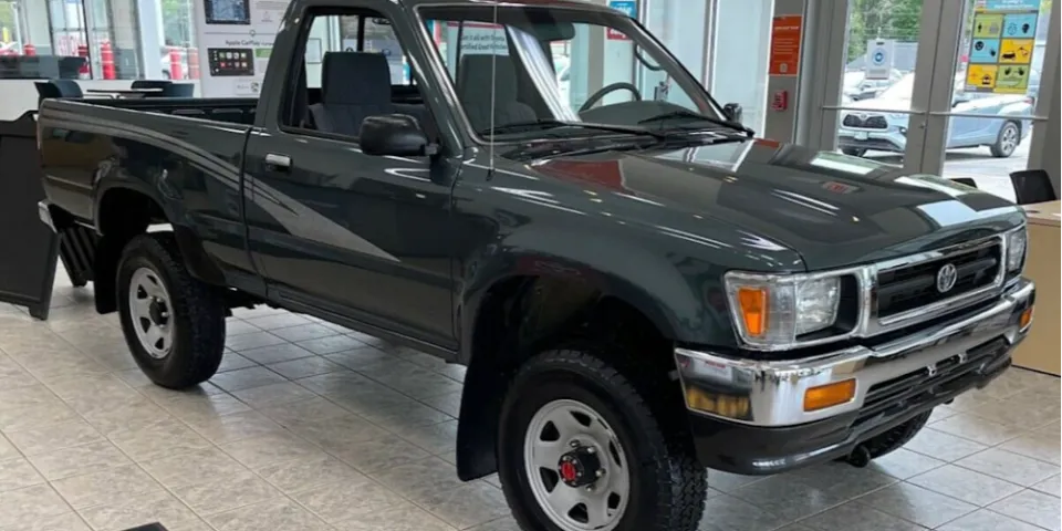 Грузовик Toyota 1993 года выпуска с пробегом всего 84 мили выставлен на аукцион