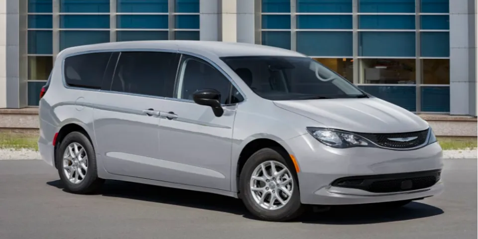 Минивэн Chrysler Voyager станет доступным только для автопарков в 2022 году