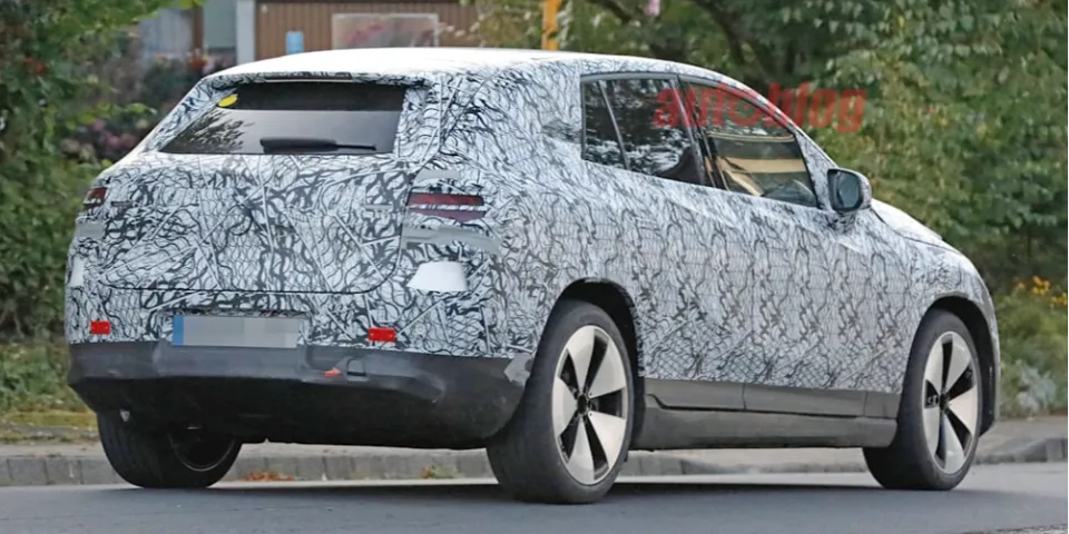 Mercedes-Benz EQE SUV сбрасывает камуфляж на новых шпионских фотографиях