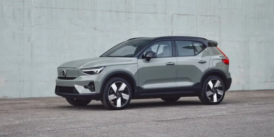 Обзор Volvo XC40 и XC40 Recharge 2023 года: Бензин или электричество?
