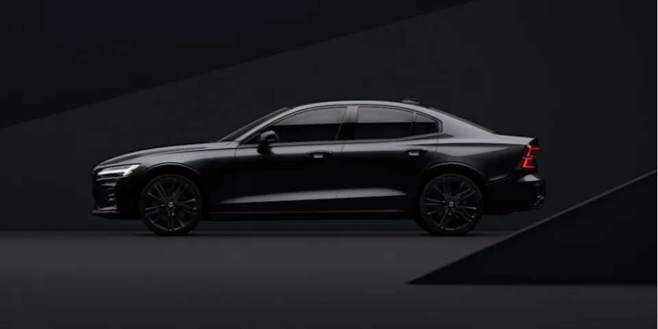 2022 Volvo S60 Black Edition затемняет отделку седана