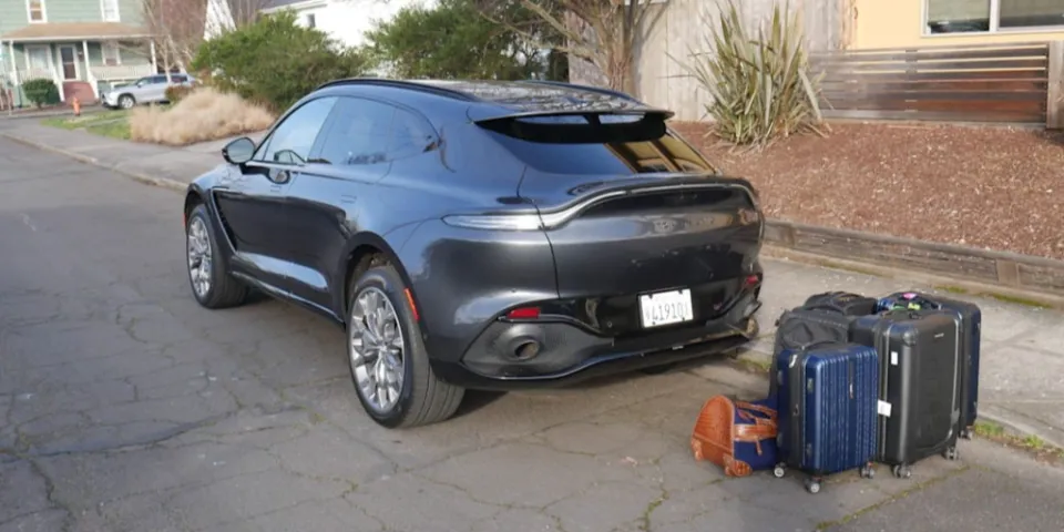 Тест багажного отделения Aston Martin DBX | Есть ли на самом деле U во внедорожнике Aston?