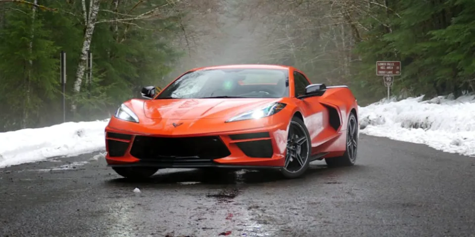 Обзор Chevrolet Corvette 2022 - Все еще сияет ярко