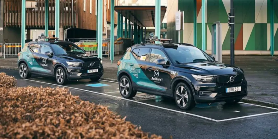 Volvo начнёт тестирование беспроводной зарядки в такси XC40