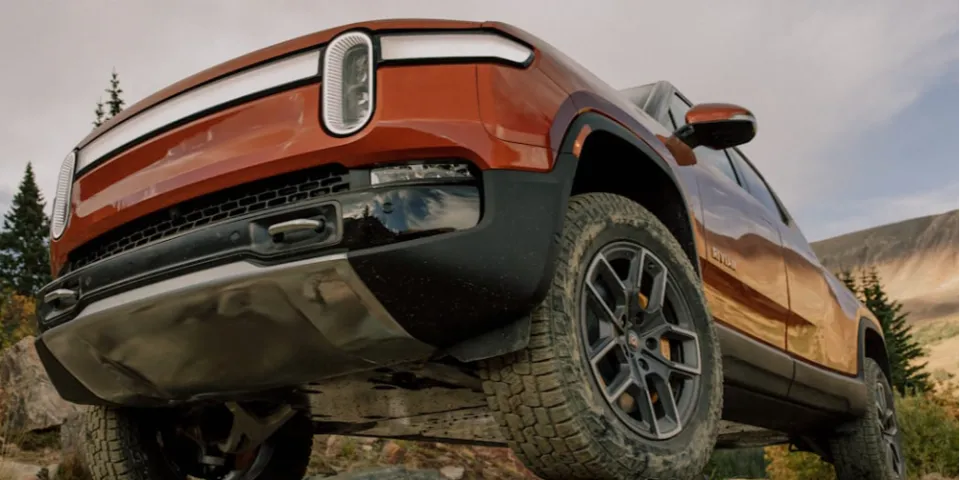 Смотрите, как пикап Rivian R1T пробивает себе путь вверх по Хеллс-Гейт в Моабе