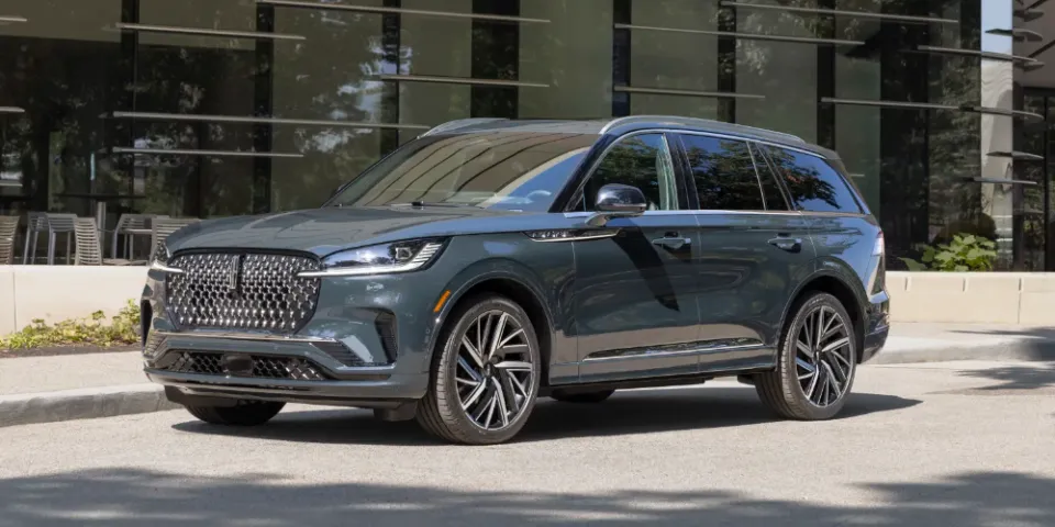 Lincoln Aviator 2025 года представлен с новым обликом, новыми технологиями и без PHEV