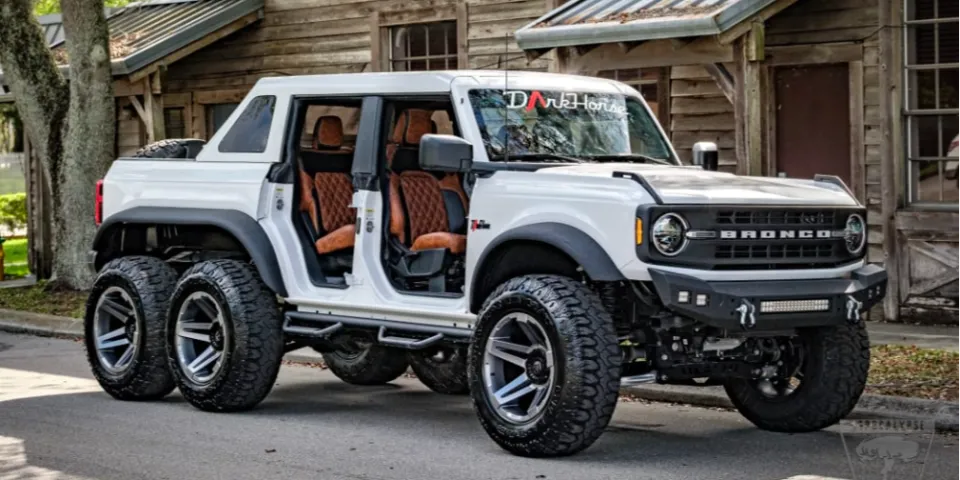 Apocalypse Dark Horse - это пикап Ford Bronco с 6 колесами и лифт-комплектом