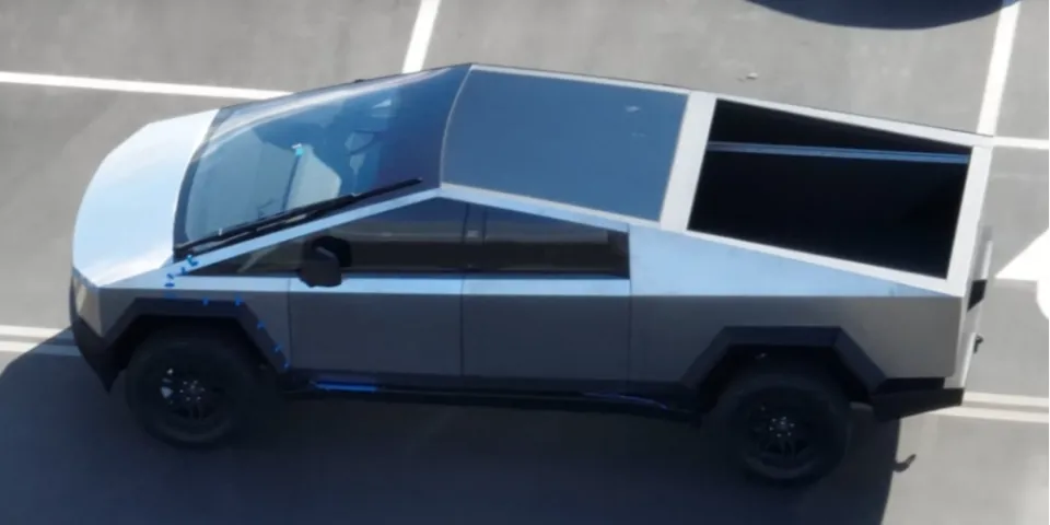 Tesla Cybertruck замечен на испытаниях и ПОСМОТРИТЕ НА ЭТОТ ОГРОМНЫЙ СТРЕЛОК