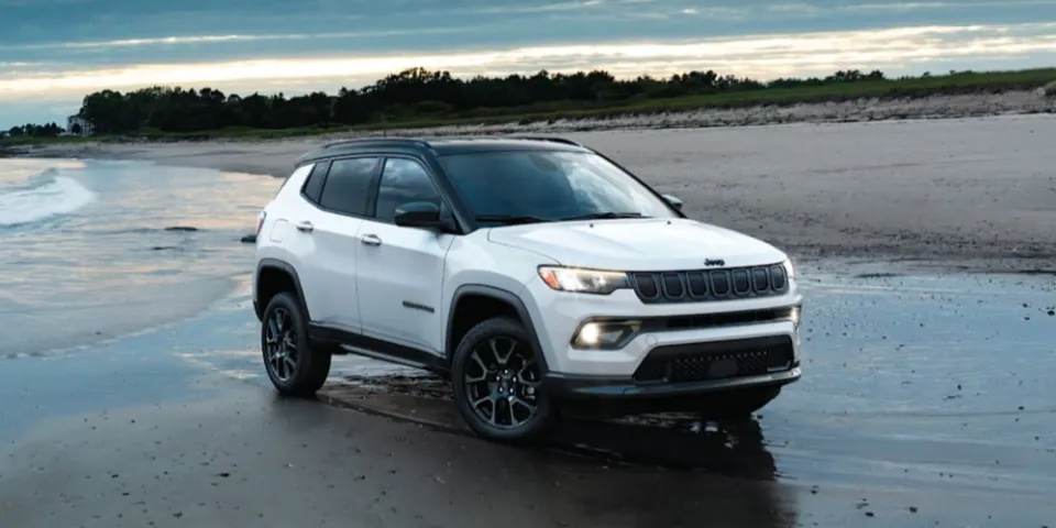 2022 Jeep Compass следует за Grand Cherokee L в темноту