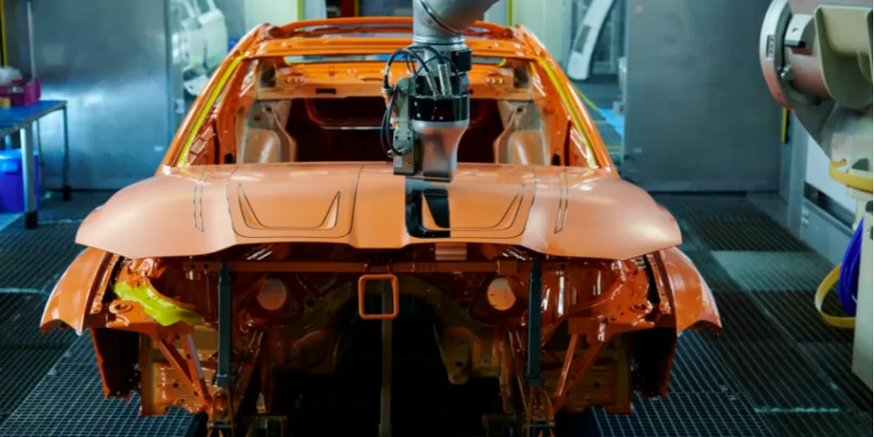 Смотрите, как новый робот BMW наносит индивидуальные рисунки без маскировки