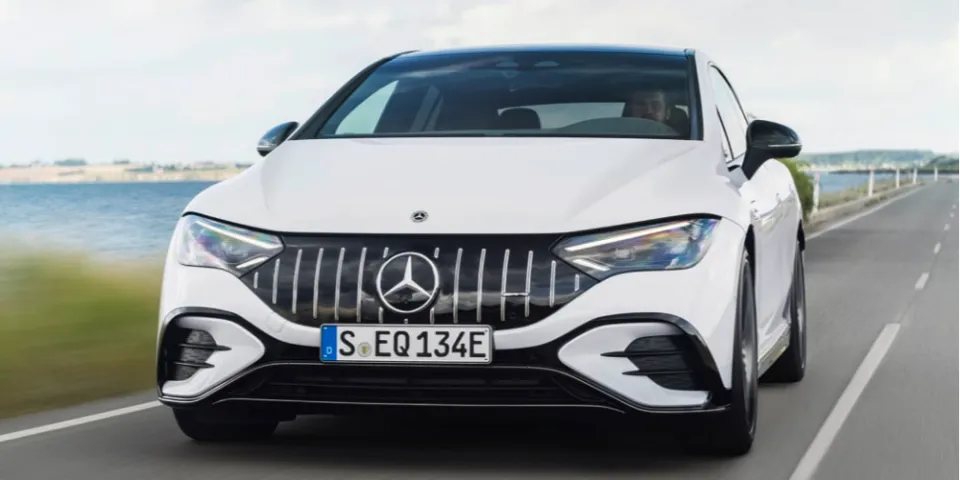 2023 Mercedes-AMG EQE обладает мощностью 617 лошадиных сил