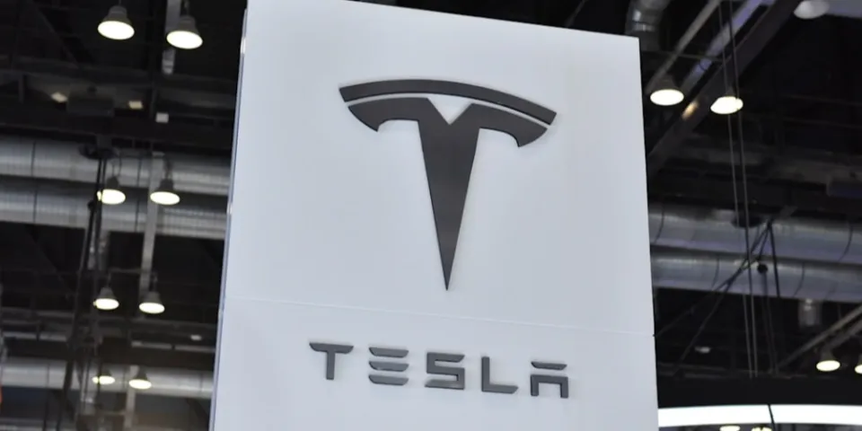 Tesla обязали выплатить $136,9 млн чернокожему бывшему сотруднику за расизм