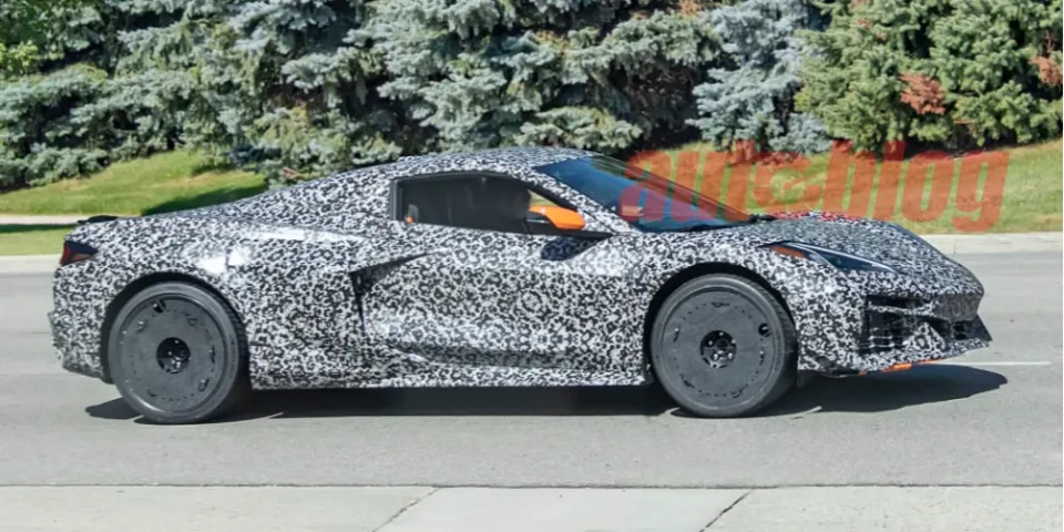 Кабриолет Chevrolet Corvette Z06 попал на шпионские фотографии