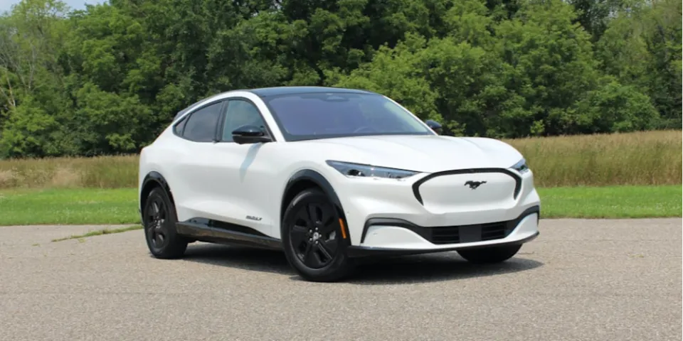 Ford Mustang Mach-E 2022 года получил увеличенную емкость батарей