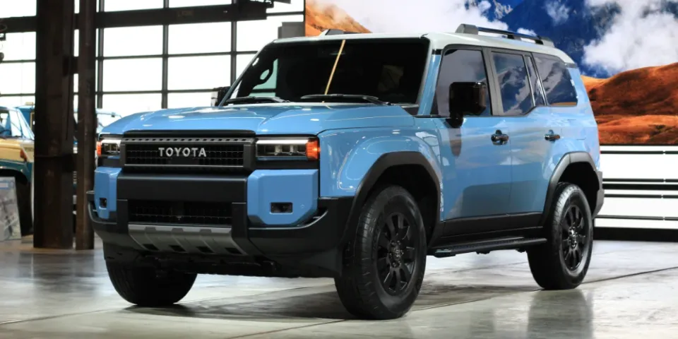 Toyota Land Cruiser 2024 года дебютирует в ретро дизайне и будет стоить около 50 000 долларов