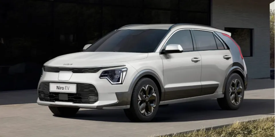 Kia Niro 2023 года показан со смелым двухцветным дизайном