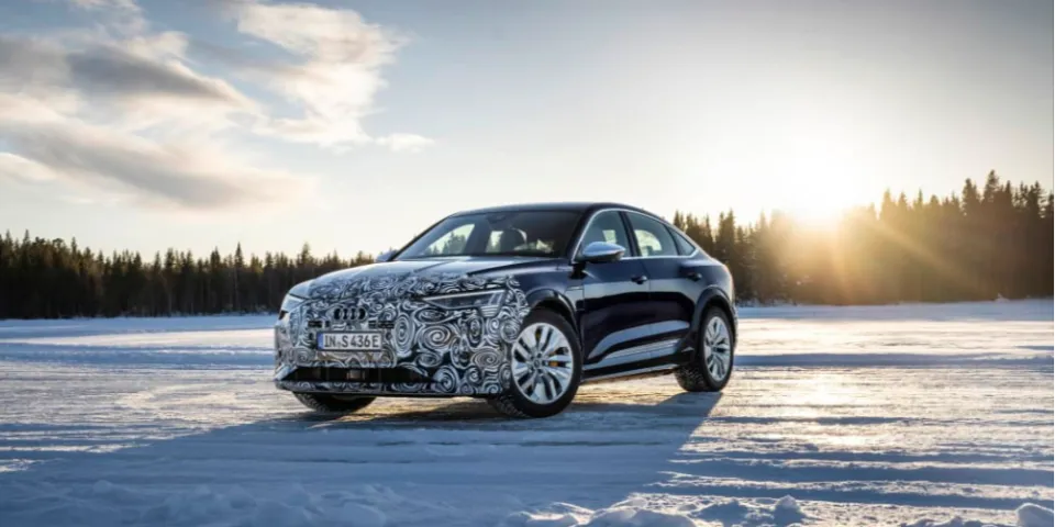 2023 Audi E-Tron в дрифте во время зимнего тюнинга и калибровки