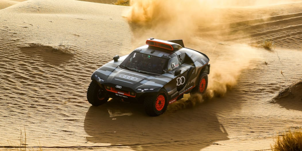 Audi тестирует свой подключаемый гибридный автомобиль для ралли "Дакар" в условиях палящей марокканской жары