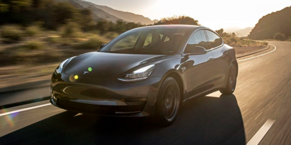 NHTSA спрашивает Tesla, почему она не отзывает автомобили для обновления Autopilot