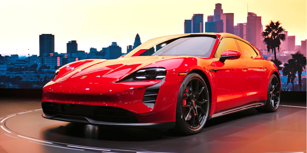 2022 Porsche Taycan GTS Sport Turismo показан как один из популярных электрических универсалов