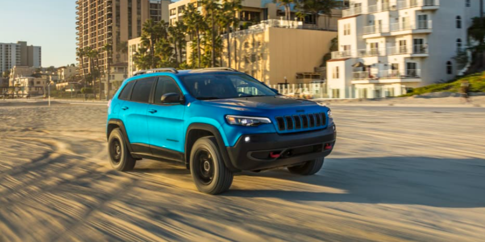 Модельный ряд Jeep Cherokee 2022 года начинается с новой внедорожной комплектации X