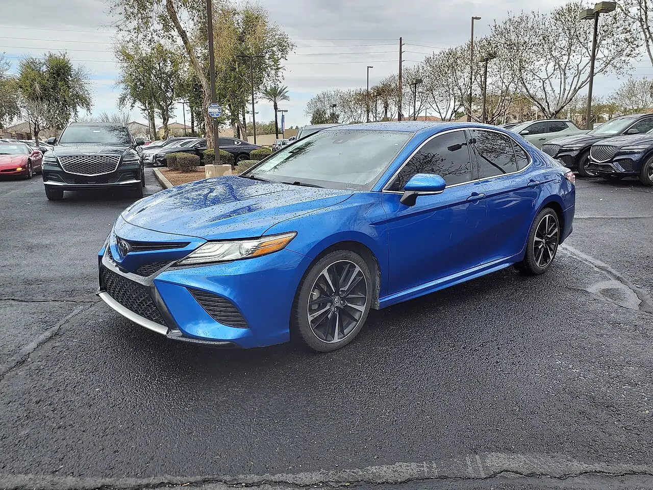 Toyota Camry XV70 синего цвета, вид спереди и сбоку