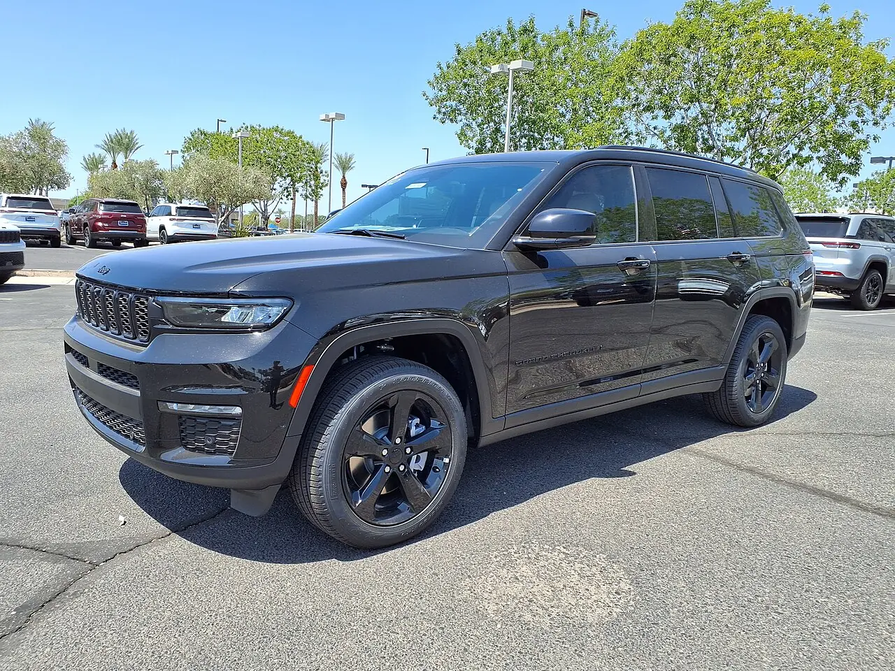 Чёрный Jeep Grand Cherokee L, вид спереди и сбоку
