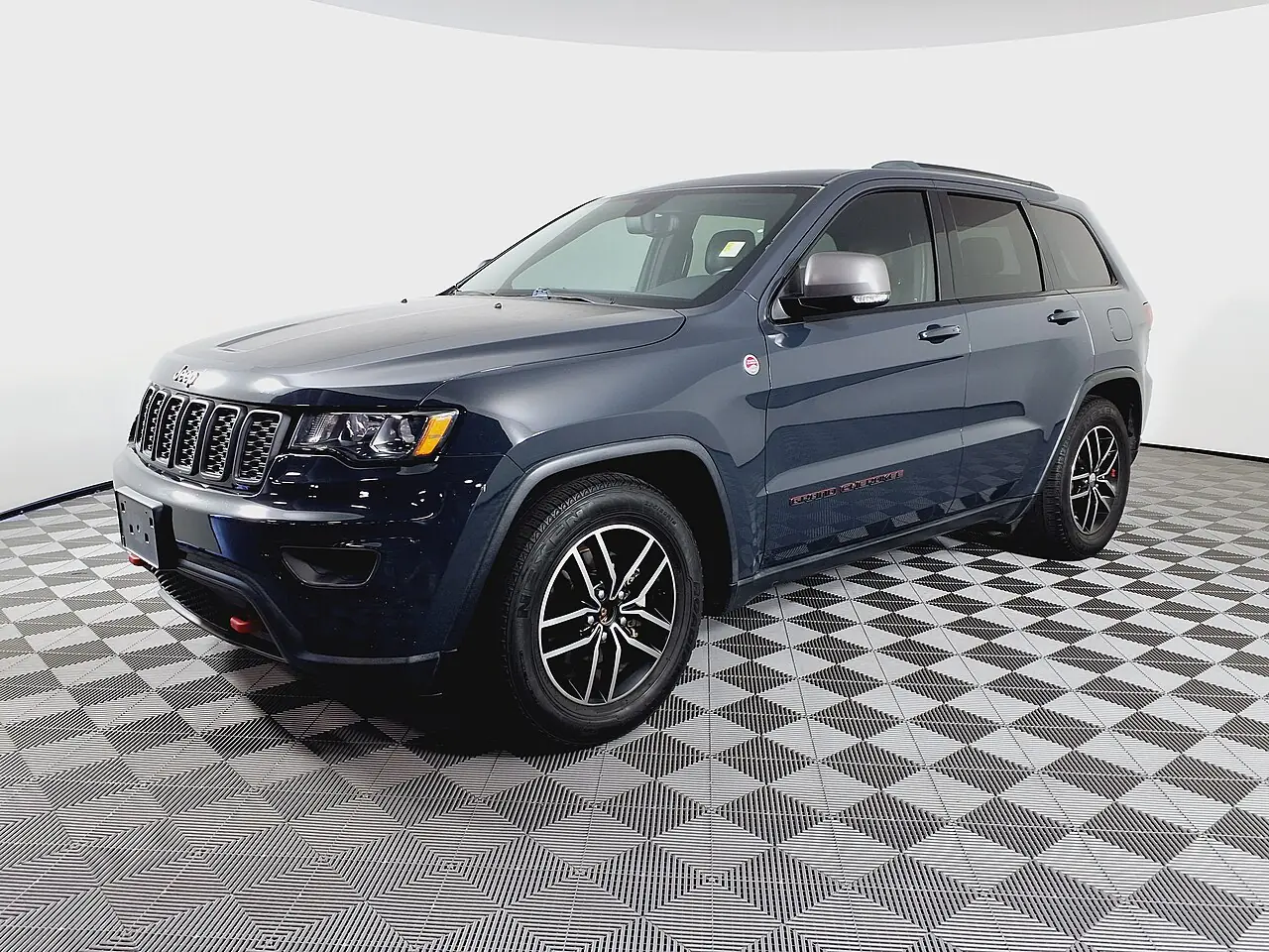 Серый Jeep Grand Cherokee WK2, вид спереди и сбоку
