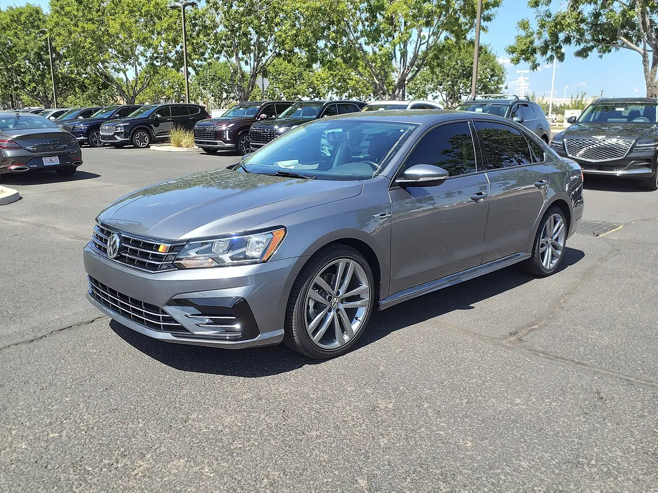 Серый американский Volkswagen Passat R-Line, вид спереди и сбоку