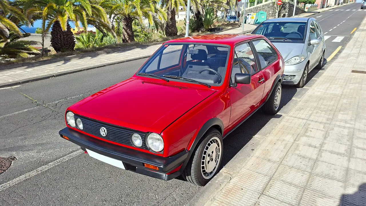 Красный Volkswagen Polo II, вид спереди и сбоку