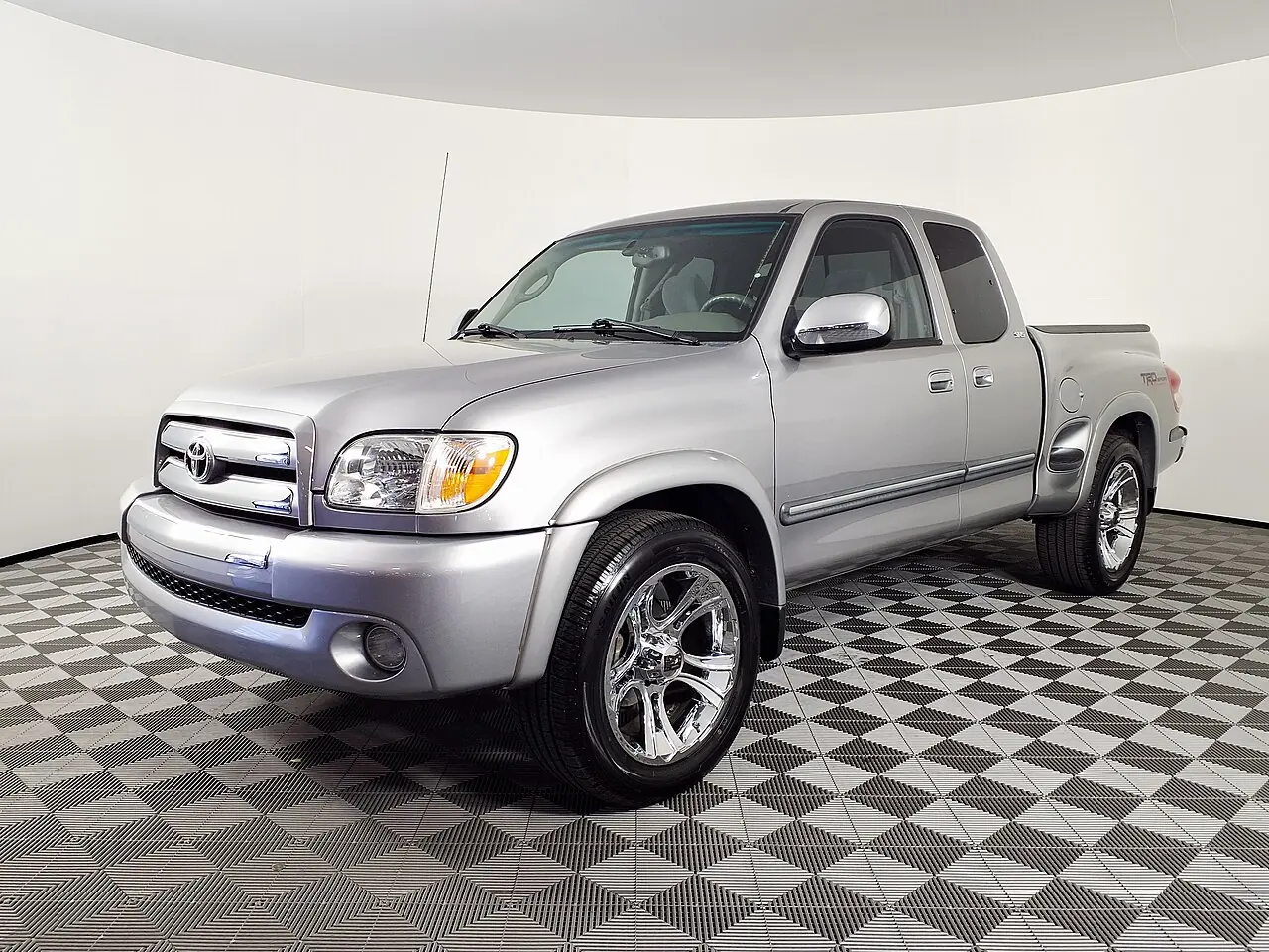 Серебристая Toyota Tundra SR5 Stepside 2006 года