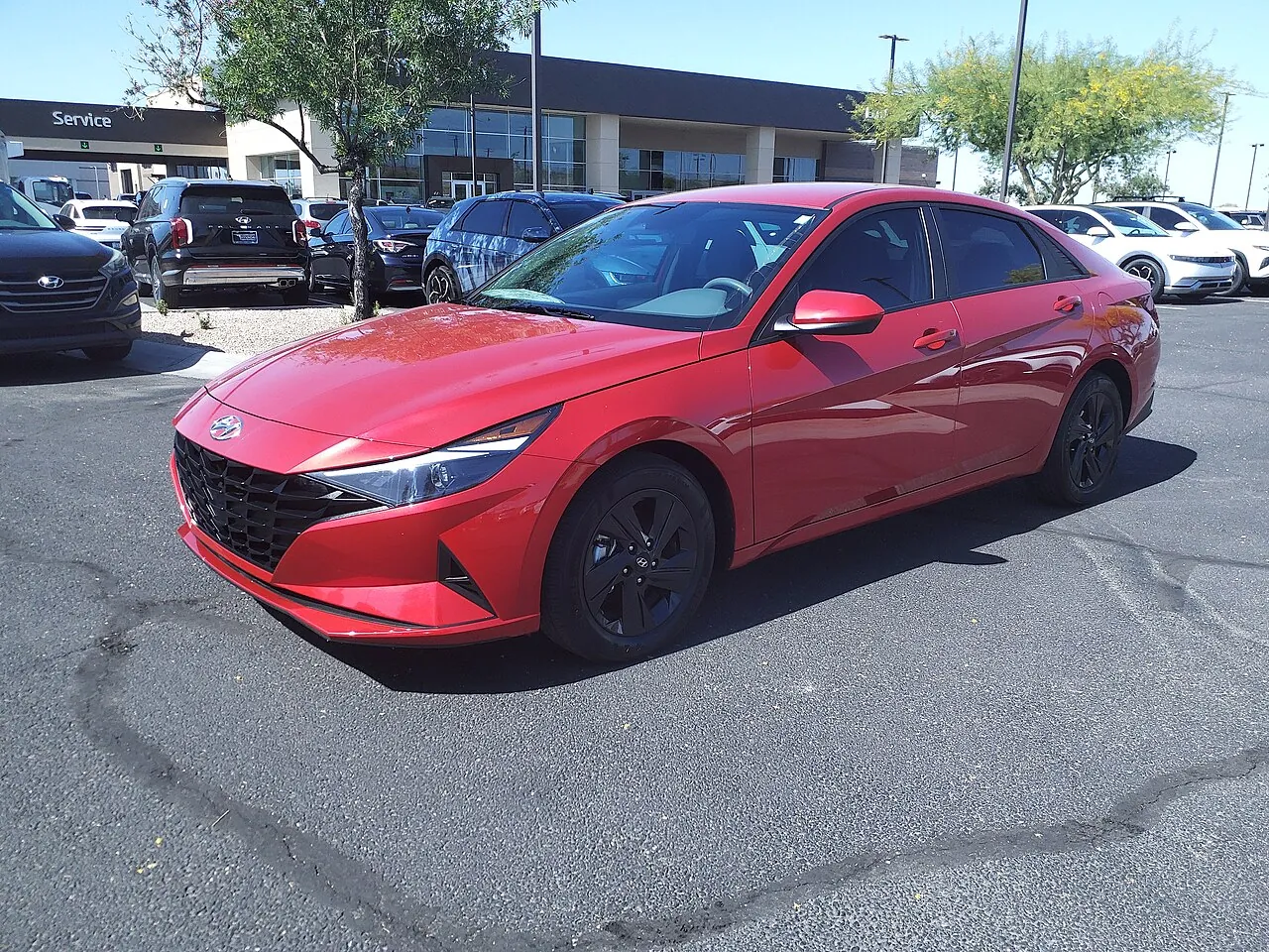 Hyundai Elantra CN7 красного цвета, вид спереди и сбоку