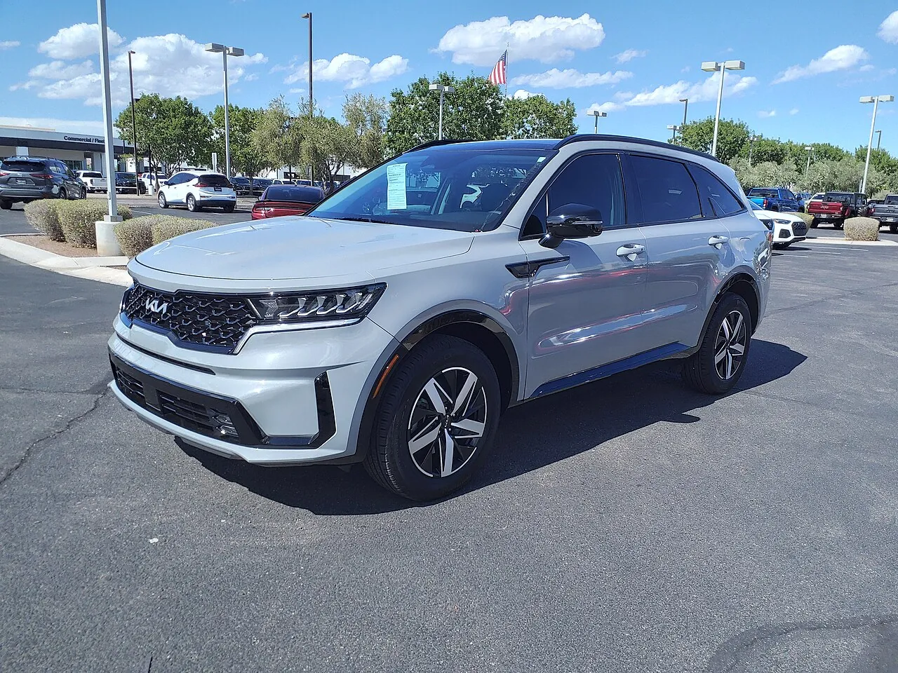 Kia Sorento MQ4 серебристого цвета, вид спереди и сбоку