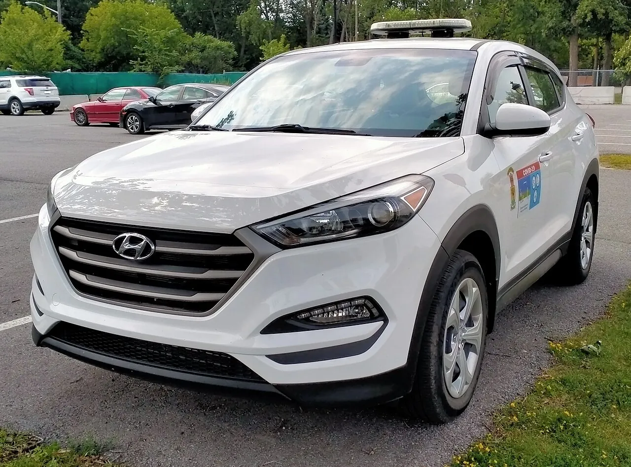 Hyundai Tucson TL белого цвета, вид спереди и сбоку
